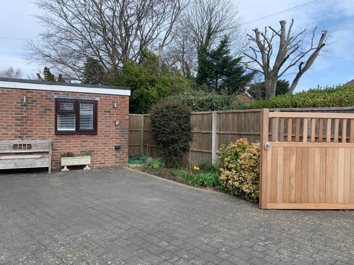 Self Contained Annex With Bedroom Bathroom Sitting Room And Kitchenette Emsworth Exterior photo